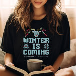 T-shirt Chandail de Noël moche amusant hiver est venir Che<br><div class="desc">Entrez dans l'esprit des vacances avec ce Vilain T-shirt sur le thème du pull de Noël ! Parfait pour les tenues familiales assorties,  il présente un design ludique "Winter is Coming",  personnalisable avec votre nom de famille. Cosy,  festif,  et plein de joie des vacances !</div>