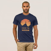 T-shirt Chase the Horizon - Bold Sunset Mountain Adventure (Devant entier)