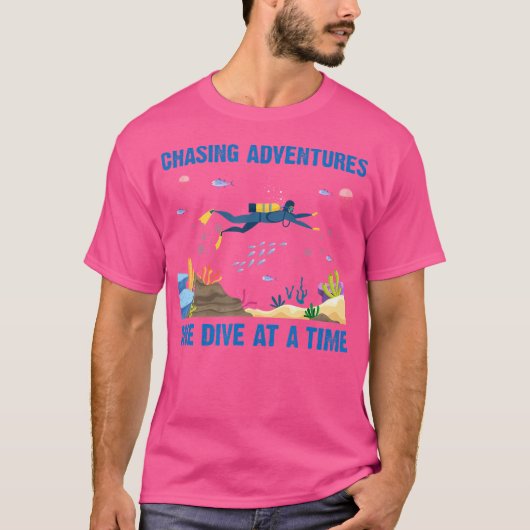T-shirt Chasing Aventures Un Plongée Par Temps Plongée Sou (Devant)