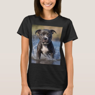 T-shirt "Chasseur de vagues : un chiot Staffy à jouer dans