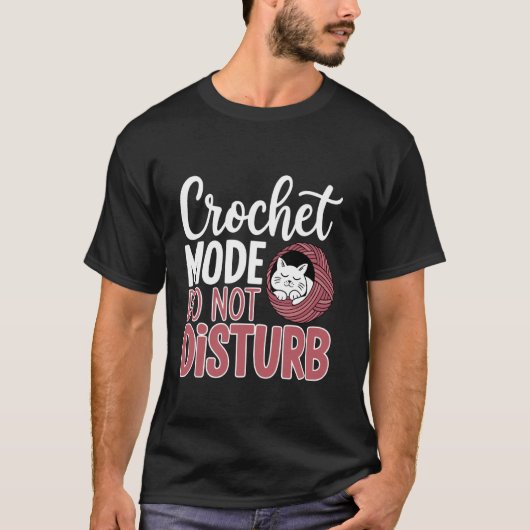 T-shirt Chat au crochet en train de crocheter (Devant)