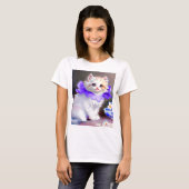 T-shirt Chat blanc avec collier de fleurs violettes (Devant entier)