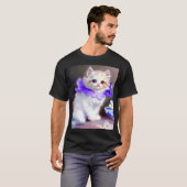 T-shirt Chat blanc avec collier de fleurs violettes (Devant entier)