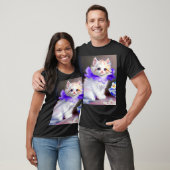 T-shirt Chat blanc avec collier de fleurs violettes (Unisexe)