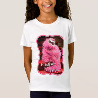 Chat blanc de diva enveloppé dans le boa rose sur