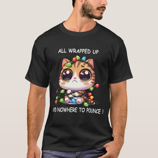 T-shirt Chat de Noël mignon pris dans les lumières de Noël (Devant)