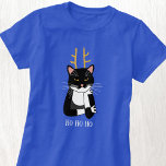 T-shirt Chat de Noël Sarcastique<br><div class="desc">Un chat tuxedo noir et blanc,  sarcastique et généralement peu enthousiaste,  aux bois de Noël. Ho ho,  et tout ça. Modifiez ou supprimez le texte à customiser.</div>