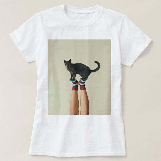 T-shirt Chat d'équilibrage sur Chaussettes rayées, Amoureu (Design devant)