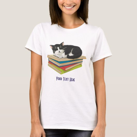 T-shirt Chat dormir sur la chemise des livres (Devant)