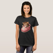T-shirt Chat endormi dans une chausson (Devant entier)