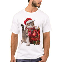 Chat gardant un énorme ornement de Noël