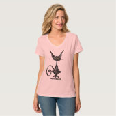 T-shirt Chat noir superstitieux Purrffait sur rose (Devant entier)