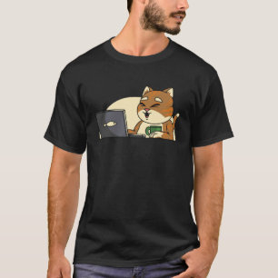 T-shirt chat poisson buvant du café regardant un leptop