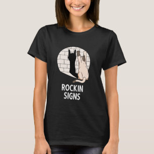 T-shirt chat qui se balance montrant le poing métallique r