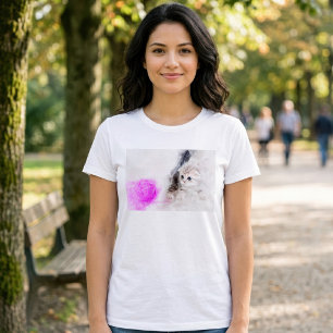 T-shirt Chaton jouant avec une boule de fil rose aquarelle
