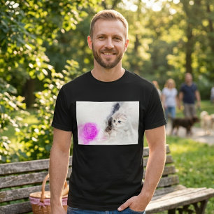 T-shirt Chaton jouant avec une boule de laine rose à l'aqu
