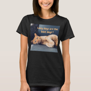 T-shirt Chatte blonde allongé sur le canapé