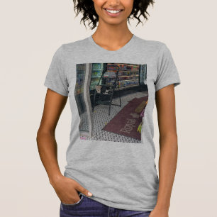 T-shirt chattes de bodega aidant à réapprovisionner