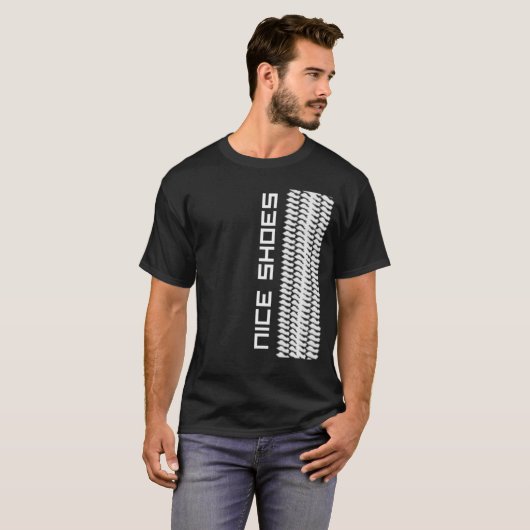 T-shirt Chaussures intéressantes (Devant entier)