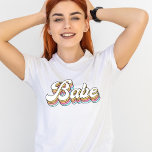 T-shirt Chemise Babe Rétro, Chemise Babe Bachelorette<br><div class="desc">Les maillots de mariée ou de bébé imprimés dans un design rétro mignon font le cadeau parfait pour la mariée d'être à son week-end de fête de bachelorette - donnez-les à vos amis avant un bain de plage afin que l'équipage puisse voyager en style! Chaque maillot en coton doux a...</div>