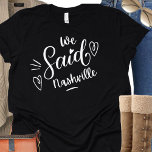 T-shirt Chemise de la mariée de la fête de Nashville<br><div class="desc">Un design moderne pour la fête de mariage ou pour une bachelorette s'évader. Les mots tourbillonnant" Nous avons dit Nashville "sur un tee noir,  a un coeur et est sûr d'être remarqué. Bachelorette Destination...  Nashville. Peut être porté pour le dîner de répétition,  et avec votre mariage.</div>