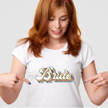 T-shirt Chemise de mariée rétro, chemise de mariée Bachelo<br><div class="desc">Les maillots de mariée ou de bébé imprimés dans un design rétro mignon font le cadeau parfait pour la mariée d'être à son week-end de fête de bachelorette - donnez-les à vos amis avant un bain de plage afin que l'équipage puisse voyager en style! Chaque maillot en coton doux a...</div>