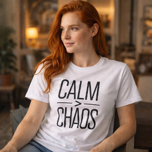 T-shirt Chemise de typographie minimale Calme sur le chaos