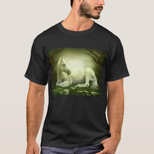 T-shirt Cheval blanc reposant dans la forêt enchantée (Devant)