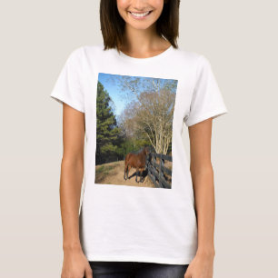 T-shirt Cheval brun contre une clôture