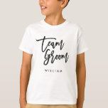 T-shirt Chic Brosse tendance noir Script Team Groom<br><div class="desc">T-shirt avec les mots "Team Groom" dans le script noir brosse chic et tendance qui est parfait pour le porteur de bague. Pour d'autres éléments correspondants, voir ici https://www.zazzle.com/collections/119250194970828530?rf=238364477188679314 Personnalisez-le en remplaçant le texte de l'espace réservé. Pour plus d'options comme changer la police et sa taille, la couleur ou l'espacement...</div>
