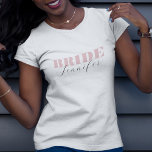 T-shirt Chic Dusty Rose Bold Script Calligraphy Nom de la<br><div class="desc">Célébrez votre bachelorette avec ce t-shirt élégant et minimaliste,  avec sa typographie rose poussiéreuse et son nom calligraphique élégant. Ajoutez facilement vos propres détails en cliquant sur l'option "personnaliser".</div>