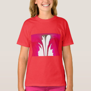 T-shirt Chic rouge extraordinaire rose sous le ciel blanc.