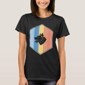 T-shirt Chien avec des couleurs rétro dans un hexagone