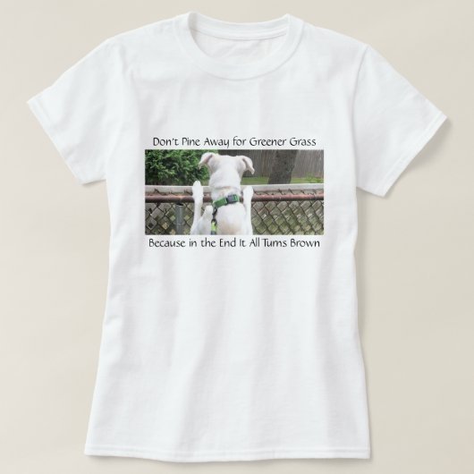 T-shirt Chien blanc mignon Nosey regardant l'herbe de l'au (Design devant)