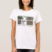 T-shirt Chien blanc mignon Nosey regardant l'herbe de l'au (Devant)