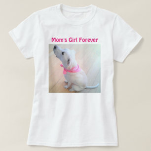 T-shirt Chien blanc mignon portant l'écharpe rose Fête des