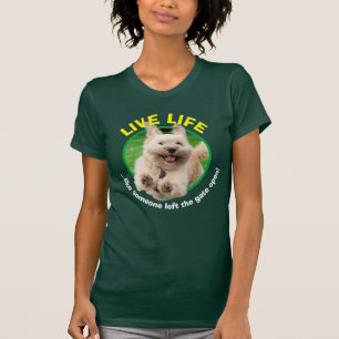 T-shirt Chien Courant Dans Le Jardin