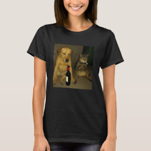 T-shirt Chien et chat drôles fumant une cigarette et buvan