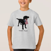 T-shirt Chien mignon Black Lab tenant le drapeau américain (Devant)