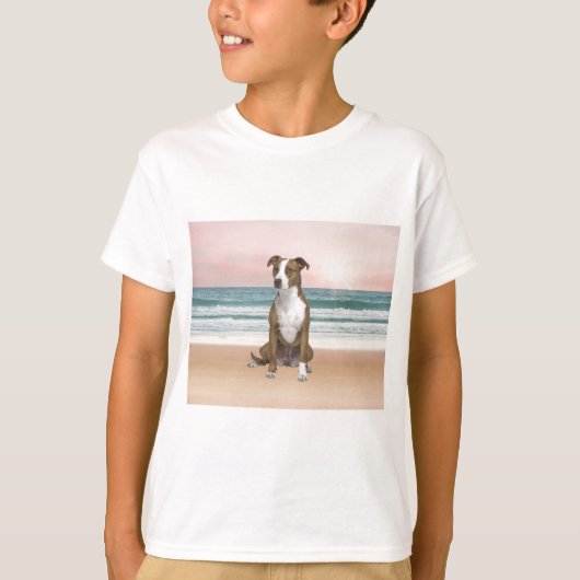 T-shirt Chien Pitbull mignon assis sur la plage avec couch (Devant)