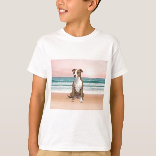 T-shirt Chien Pitbull mignon assis sur la plage avec couch (Devant)
