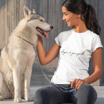T-shirt Chiens supérieurs aux gens | Amoureux des chiens d<br><div class="desc">Simple et élégant "chiens > personnes" devis personnalisé design d'art dans la typographie manuscrite moderne dans un style design minimaliste. L'emblème parfait pour montrer que les chiens sont plus grands que les gens - c'est un fait pour nous tous amoureux de les chiens là-bas ! Il y a tant de...</div>