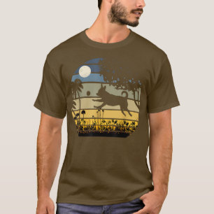 T-shirt Chihuahua Sauter dans un champ de fleurs la nuit d