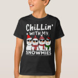 T-shirt Chillin' With My Snowmies Funky Snowman Christmas<br><div class="desc">fête et amusante famille Noël groupe de design assorti qui dit "Chillin avec mes neiges", pour fille, fils, maman, papa, grand-mère, grand-père, petits-enfants, famille et amis, amateurs de neige, pour noël</div>