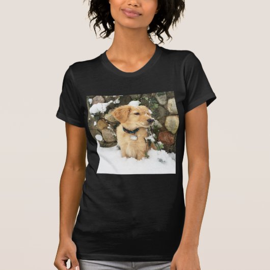 T-shirt Chiot à neige, chiot doré dans la neige (Devant)