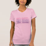 T-shirt Chirurgie de nouveau nom pour mariée mariage perso<br><div class="desc">facile à personnaliser! faites connaître au monde votre nouveau nom! parfait pour lune de miel, nouveau marié, nuptiale ou fiançailles cadeau de douche 4 lignes de texte dans une police rétro cool chaque ligne peut être modifiée utiliser l'outil de conception pour d'autres changements de conception. n'aimez pas la police ou...</div>