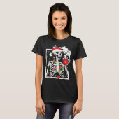 T-shirt Christmas Skeleton With Smiling Skull Drinking Cof (Devant entier)