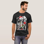 T-shirt Christmas Skeleton With Smiling Skull Drinking Cof (Devant entier)