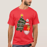 T-shirt Christmas Tree Snowman Holiday Cute<br><div class="desc">Un bonhomme de neige géant tenant un cadeau devant un sapin de Noël,  mignon T-shirt de Noël. Visitez ma galerie pour voir d'autres cartes et cadeaux de Noël. Merci de vous être arrêté par Smilin' Eyes Treasures!</div>