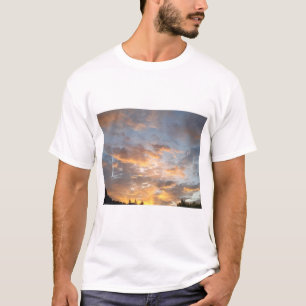 T-shirt Ciel de coucher de soleil avec des nuages chauds à